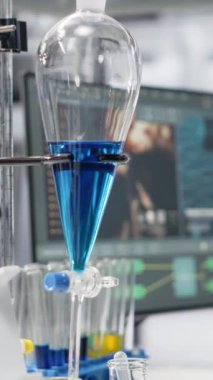 Bilgisayar monitörünün DNA verilerini ve moleküler analiz arayüzünü görüntülediği dikey video araştırma tesisi çalışma istasyonu. Laboratuvar ortamında PC üzerinde biyoenformatik genomik görselleştirme, yakınlaştır