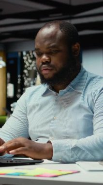 Dikey Afrikalı Amerikalı akıllı adam ilerleme kaydediyor ve dahiyane bir fikir üretiyor. Sonunda parmağını kaldırarak bir şeyin farkına varıyor. Eureka aydınlanma ve yenilikle dolu saatler sonra