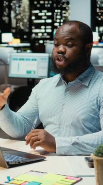 Dikey Video Afrikalı Amerikalı işçiler, tele-iş görüşmesi yapan ortaklarıyla uzak bir internet tartışmasına katılıyor ve gece ofisten yapılan bir telefon görüşmesine katılıyorlar. Çalışan kurulla pazarlık yapıyor.