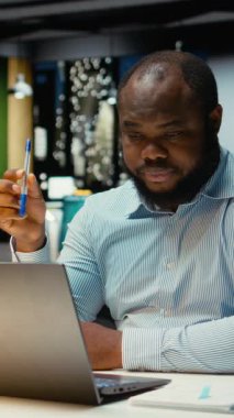 Dikey Video Siyah Genel Müdürü taktiksel bir çözüm öngörüyor ve kalemle oynuyor, ofiste geç saatlere kadar çalışıyor. Kritik düşüncelere dalan, ikilem için seçenekleri ve çözümleri değerlendiren adam