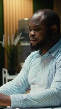 Dikey Video Afrikalı Amerikalı personel kurulu etkilemek için yeni fikirler düşünüyor, gelişmeye yardımcı olacak bir sunum yapıyor. Kararları düşün ve sınırları zorla