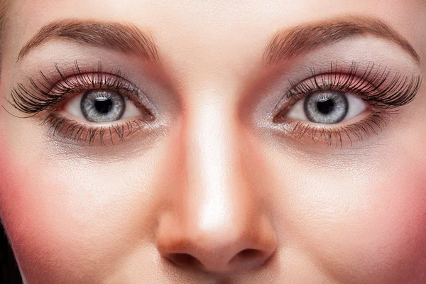 Ausdrucksstarke Augen mit Make-up und großen Wimpern — Stockfoto