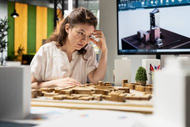 Stresli yorgun geliştirici, imar düzenlemeleri nedeniyle baskı altında hissederek üç boyutlu modellerle yapısal emlak düzenini oluşturuyor. Modern bir yeniden geliştirme vizyonuna sahip müteahhit..