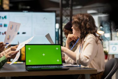 Çeşitli şirket ortakları performans ölçümleri için izole edilmiş maketler kullanıyor, veri içgörüsüyle iş hedefleri belirliyor. Ofis ortamında kurumsal feminizm ve takım çalışması.