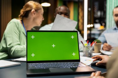 Çalışma grubu, çalışma saatleri dışında krom anahtarla görüşleri gözden geçirir, yıllık eğilimleri analiz eder ve görsel verilerle desteklenen proje gündeminde işbirliği yapar. Bir toplantıda iş istihbaratı tahminleri.