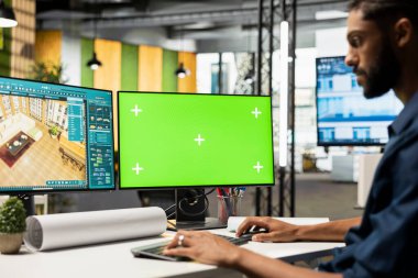 Ortadoğulu müteahhit, yeni inşaat düzenini kopyalamak, dekore etmek ve tasarlamak için kat planı hazırlıyor. İç tasarım için 3B yazılım.