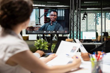 İnsan Kaynakları çalışanları ve adaylar internetteki video bağlantısı üzerinden CV özgeçmişini gözden geçirmek ve iş bulma fırsatlarını araştırmak için görüşüyor. İnternette kelle avcılığı.