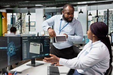 Ar-Ge departmanının iş arkadaşları LLM asistanını kullanarak temiz teknoloji evlat edinmesini destekleyen güneş aygıtları yapıyorlar. İşçiler güneş pilleri prototipini yapay zeka kullanarak test ediyorlar, temiz enerji yenilikleri üzerinde çalışıyorlar.