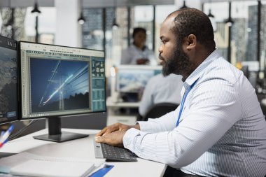 Yeşil teknoloji şirketinde çalışan mühendis bilgisayardaki eko elektrik kuleleri tasarlıyor. Ar-Ge uzmanı iletim kulesi sistemlerini optimize etmek ve karbon ayak izini azaltmak için CAD yazılımı kullanıyor.