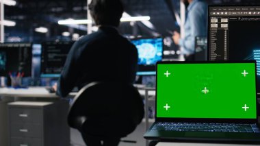 Yapay zeka sistemlerini yöneten programcı tarafından kullanılan veri merkezindeki izole ekran laptopunu kapat. Sunucu merkezindeki yapay zeka teknolojisini kullanan yönetici, kamera A