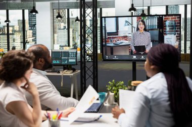 Çeşitli İK personeli, bir adaya internet video konferansı yoluyla iş başvurusu ve potansiyel bir uyum için kişinin mesleki geçmişini tartışmak üzere sanal bir toplantı düzenliyor..