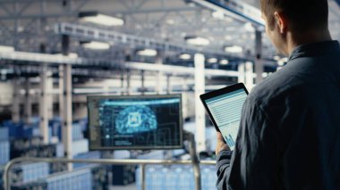 Sunucu odası bilişim uzmanı veri grafiklerini okumak ve ekipman sağlığını izlemek için tablet dokunmatik ekranından araklıyor. Yönetim, veri merkezinin hedeflere ulaştığından emin olmak için aygıt üzerindeki analiz ölçüm grafiklerini inceler, kamera B