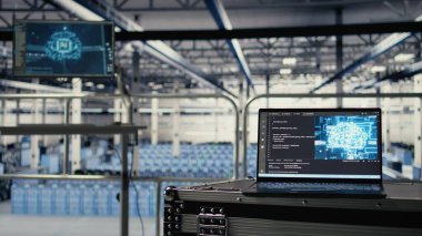 Sanayi veri merkezindeki deftere bağlı sinirsel ağlar teknolojisi çevrimiçi internet sitelerine güç sağlıyor. Bulut hizmetlerine ev sahipliği yapan platformlar için sunucu çiftliğinde dizüstü bilgisayarda çalışan yapay zeka kodlama betiği
