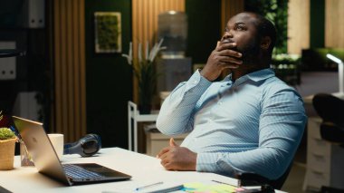 Afrika kökenli Amerikalı personel kurulu etkilemek için yeni fikirler düşünüyor ve gelişime yardımcı olacak bir sunum hazırlıyor. Kararları düşün ve sınırları zorla.