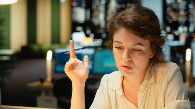 Ofisteki çalışanlar iş faaliyetlerini, sezgisel perspektifi ve tefekkürü artırmak için taktiksel çözüm düşünüyor. İş kadını, mantıklı bir bakış açısıyla bir ikilemi çözüyor. Kamera B.