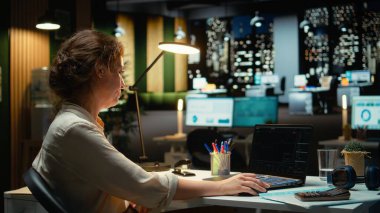 İş dünyasındaki profesyonel çalışmalar, şamdan şemaları ve ön bellek verilerini gece geç saatlerde ofiste uygulayarak, strateji ve organizasyonel büyüme geliştirmek için finans anlayışı ve ekonomik analiz uyguluyor. Kamera A.