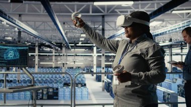 Sunucu odasında VR gözlük takan yazılım geliştirici derin öğrenme sistemlerini optimize ederek görevleri yerine getiriyor. Veri merkezindeki Afrikalı Amerikalı kadın yapay zeka parametrelerini sanal gerçeklik, kamera A kullanarak ayarlıyor.