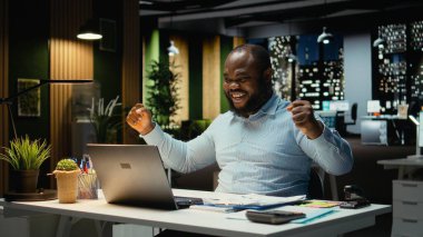 Geceleri e-postalarında iyi haberler okuyan, kariyerinin gelişmesini kutlayan ve ofise ışınlanan çok mutlu bir adam. Büyük fırsatı ve sözleşmesi olan bir iş adamı..