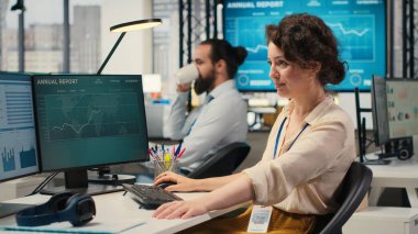 Çeşitli erkek ve kadınlar iş yerinde beşlik çakarak birbirlerini tebrik ediyorlar, ofis arkadaşları başarılı proje tamamlanmasının keyfini çıkarıyorlar. Çok uluslu şirketlerde günlük işler. Kamera B.