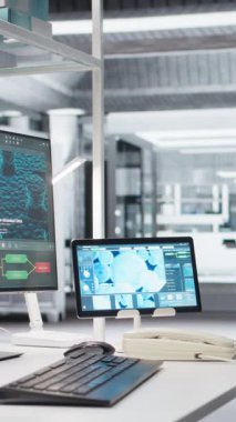 Laboratuvarda dikey video Tablet ve PC hasta verilerini işlemek için kullanılan DNA görselleştirme yazılımını gösterir. Laboratuvarda genetik analiz için kullanılan dijital arayüz