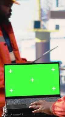 Enerji üretim şirketi çalışanı tarafından en uygun sondaj sondaj kulesi konumlarını belirlemek için kullanılan dikey video izole edilmiş bilgisayar. Offshore platform gemisinde bir kadın model verilerine bakıyor.