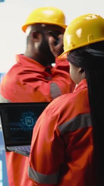 Denizaltı haritalama verilerini analiz etmek için AI LLM kullanan dikey video Offshore platform çalışanı. Sondaj kulesi mühendisi denizaltı topolojisini değerlendirmek için tahmin edilebilir yapay zeka modelini kullanıyor, kamera B