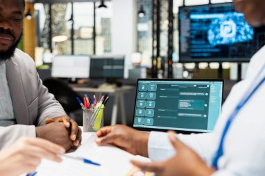 Profil değerlendirmesi için makine öğrenme yazılımı kullanan, başvuru verilerini tarayan ve karar vermede HR personeline yardım eden çeşitli işe alma ekipleri. Anahtar konumu için doğru kişi seçiliyor.