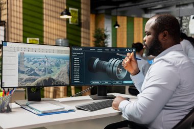 Ofisteki mühendis yenilenebilir enerji verimliliğini artırmak için rüzgar türbini bileşenlerini analiz ediyor. Ar-Ge uzmanı türbin parça tasarımını rafine etmek için CAD yazılımı kullanır, temiz enerji çıktısını artırır