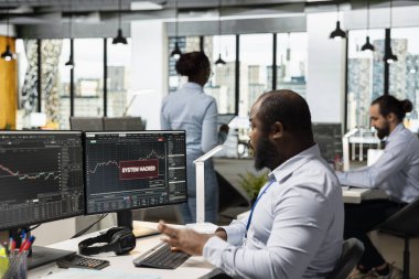 Müşteri alım-satım hesabında izinsiz erişim tespit edildikten sonra ofisteki tüccar sisteme sızma uyarısı alıyor. Bilgisayar korsanlarının siber güvenlik hesaplarını ihlal etmesinden endişelenen destek firması çalışanı.