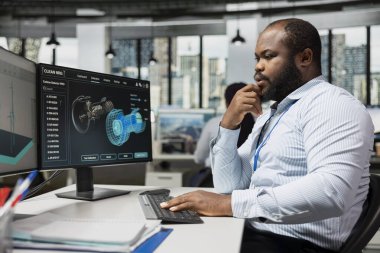 Çalışan türbini yükseltmek, güç çıkışını arttırmak ve sürdürülebilirliği arttırmak için CAD yazılımı kullanır. Araştırma ve geliştirme bürosu çalışanı verimliliği optimize etmek için türbin verilerini inceliyor