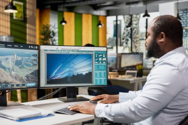 Ar-Ge uzmanı, sürdürülebilir altyapıyı güçlendirmek için elektrik hatlarını ve fütüristik türbin tasarımlarını analiz ediyor. CAD tasarımcısı gelişmiş teknoloji rüzgar çiftliği düzeni ve elektrik şebekelerini modelliyor