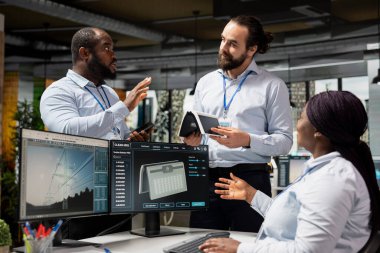 Mühendislerden oluşan bir ekip, yeşil teknoloji evlat edinmesini desteklemek için güneş enerjisi aygıtı için beyin fırtınası yapıyorlar. Takım çalışanı meslektaşlar güneş pilleri prototipini test ederek temiz enerji yenilikleri üzerinde çalışıyorlar.