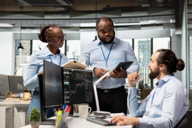 Ticari stratejiler üzerinde birlikte çalışan tescilli tüccarlar, daha iyi sonuçlar elde etmek için pazar verilerini analiz ediyorlar. Komisyon şirketinin uzmanları yeni fırsatları ve borsa eğilimlerini tartıştılar