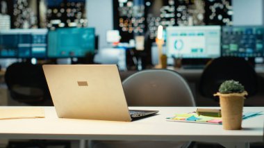 Modern iş alanları tahmin ölçümleri ve grafiklerle parıldıyor. Teknoloji ve bilgisayarlarla donatılmış kurumsal boş alan işletme hedeflerinin yönetimini yansıtıyor.