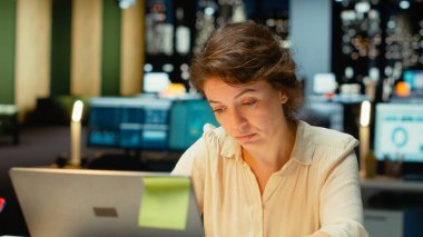 Yıkılmış iş kadını gece geç saatlerde iç çekip sınırları zorluyor, zihinsel bir bulanıklık içinde ve iş yükü ve hayat seçimlerinden rahatsız oluyor. Yorgunlukla boğuşan ilgisiz gergin bir kadın. Kamera B.