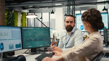 Şirket yöneticisi ve asistanı, girişim hedefleri ve performans ölçümleri arasında bir sinerji sağlayarak yeni bir genişleme vizyonu üzerinde işbirliği yapıyorlar. Bir proje için ortak kavrayışlar.