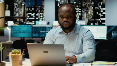 İşletme müdürü, gece geç saatlerde bir sorunu, metodik planlamayı ve yaratıcılığı, rasyonaliteyi olumlulukla dengeleyen bir karara doğru yönlendirmeyi düşünüyor..