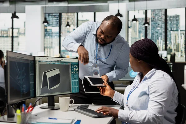 İşletme müdürü, yeşil teknoloji evlat edinmesini desteklemek için güneş enerjisi geliştirme cihazıyla yapılan işleri kontrol ediyor. Takım lideri ve ürün tasarımcısı, temiz enerji yenilikleri üzerinde çalışan güneş pilleri prototipini test ediyor