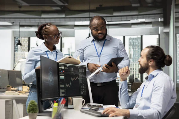 Ticari stratejiler üzerinde birlikte çalışan tescilli tüccarlar, daha iyi sonuçlar elde etmek için pazar verilerini analiz ediyorlar. Komisyon şirketinin uzmanları yeni fırsatları ve borsa eğilimlerini tartıştılar