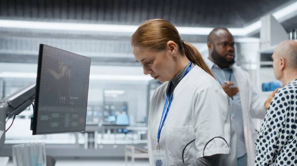 Bilim adamı modern laboratuvar ortamında test tüplerini kanla inceliyor, yeni bir ilacı test ediyor ve yan etkilerini kaydediyor. Güvenlik ve verimliliği sağlamak için dozaj tepkisi analiz ediliyor. Kamera B.