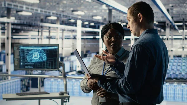 Sunucu merkezindeki mühendisler derin öğrenme yapay zeka sistemlerini optimize ediyorlar. Takım çalışması veri merkezi meslektaşları yapay zeka model parametrelerini aygıt, kamera B kullanarak ayarlar