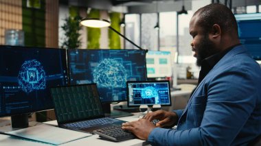 Uzman danışman bilgisayardaki yapay zeka araçlarıyla KPI raporlarını inceleyerek, makine öğrenimi için yapay zeka ağlarıyla çalışıyor. Yenilik ve optimizasyon vurgulanıyor.