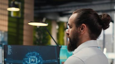 Genel müdür, görev optimizasyonu için yapay zeka sinirsel ağını kullanır, veri paylaşımı ve makine öğrenimi ile verimliliği artırır. Ticari amaçlar için yapay zeka.