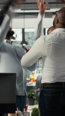 Vertical Video Professional iş arkadaşları ve yöneticileri rapor paylaşımı ve veri görselleştirmesinde yer aldılar. Çok ırklı ekip, iş stratejisini güçlendirmek için tahminler, analizler ve belgeler kullanıyor