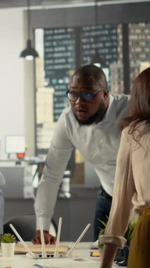 Bir şirket etkinliği sırasında hissedarlara öneriler ve finansal içgörüler sunan dikey video meslektaşları. Grup, iş geliştirme için bütçe, hedefler ve planlama konusunda işbirliği yapar