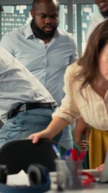 İlerleme hedeflerine ulaşmak için veri görselleştirmesini gözden geçiren Dikey Video Çalışanları. Meslektaşlar tahminleri geliştirmek için modern bir şirket ortamında grafikleri ve analizleri paylaşırlar. Kamera B.