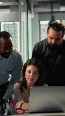 İş planlama ve analitik alanlarında işbirliği yapan dikey Video Çeşitliliği uzmanları, çok uluslu şirket içinde strateji ve ilerlemeyi destekleyen görsel verileri ve projeleri gözden geçirirler. Kamera B.