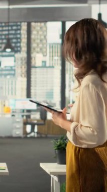 Çok uluslu bir şirket ofisindeki dikey video çeşitliliği meslektaşları strateji, çizelge ve analizleri tartışırlar. Şirket takım koordinatları daha iyi sonuçlar için ilerleme, içgörü ve belgeleme projeleri