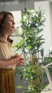 Dikey Video çalışanları ve iş arkadaşları bir toplantıda hedef ve hedefleri tartışıyor. Şirket çalışma ekibi iş tahminleri için dosyaları, verileri ve performans ölçümlerini inceliyor. Kamera B.