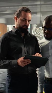 Çok uluslu bir şirkette performans ölçümlerini ve projeksiyonlarını analiz eden dikey video çeşitliliği çalışma ekibi. Personel, iş hedeflerini desteklemek için strateji planlaması ve rapor paylaşımı konusunda işbirliği yapar